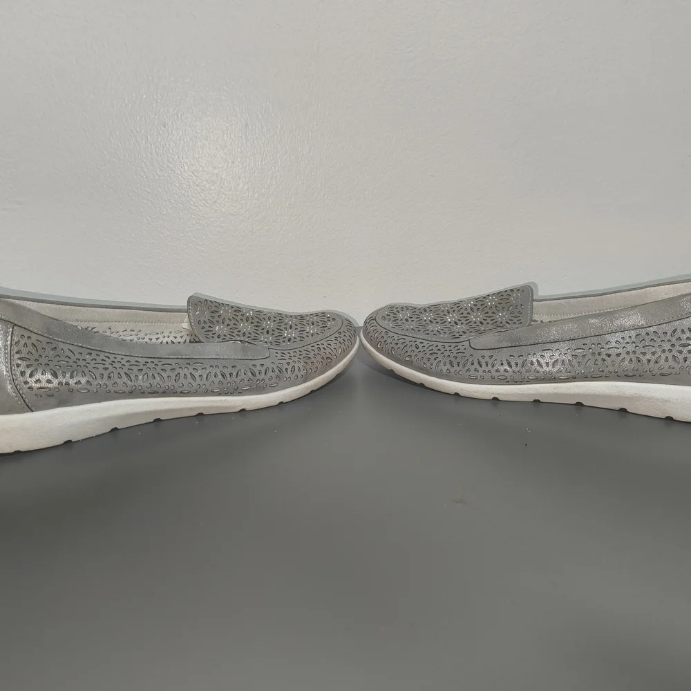 Remonte Women's Gray Perforated Flats